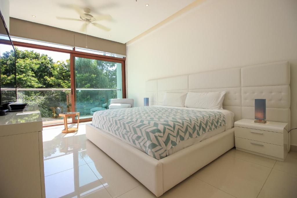 Elegant Stylish Condo Golf Course View Fantastic Private Balcomy Amazing Amenities