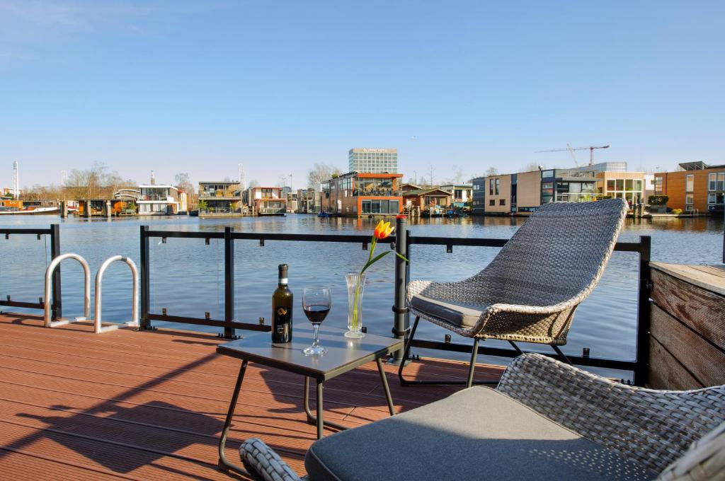 Houseboat studio with canalview and free bikes