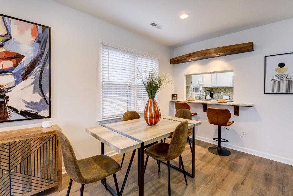 Contemporary Townhome about 7 Mi to Dtwn Raleigh!