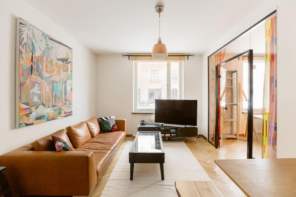 Urban hideaway. Central location with workstation.