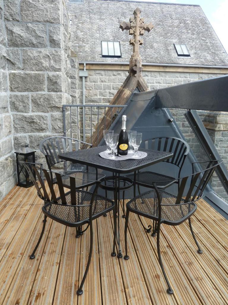 Lovat Loch Ness Apartment with private roof terrace (Fort Augustus)