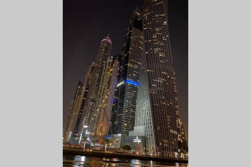 Cayan Tower Luxury Apartment with sea view