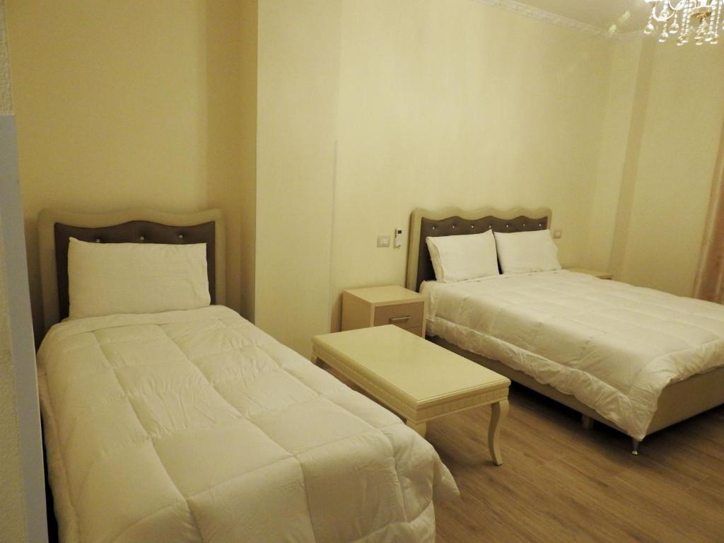 Hotel 3 Vellezerit