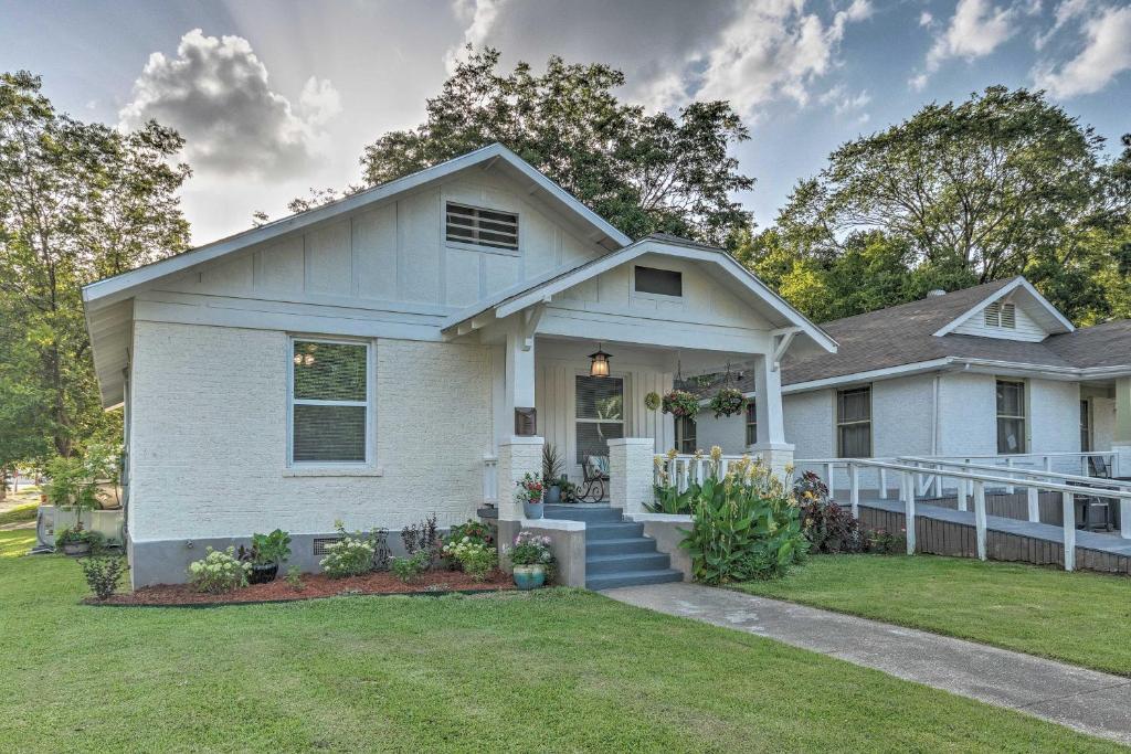 Remodeled Downtown Hot Springs Home with Porch!