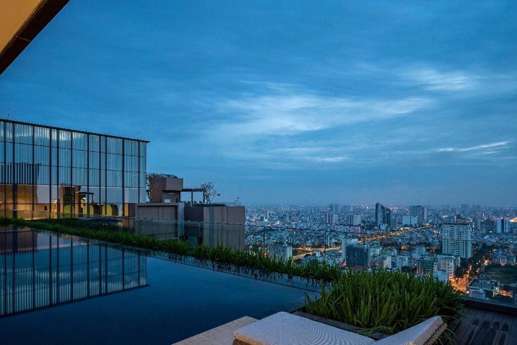 2BD with Rooftop Pool and BBQ in Saigon Center