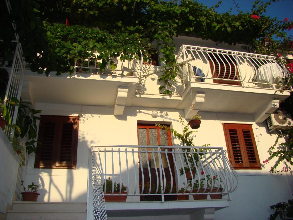 Studio Apartments Kuljiš (Vis)