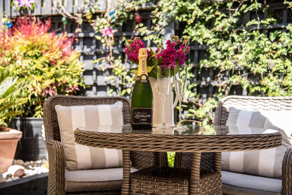 The Garden Apartment (Deal)