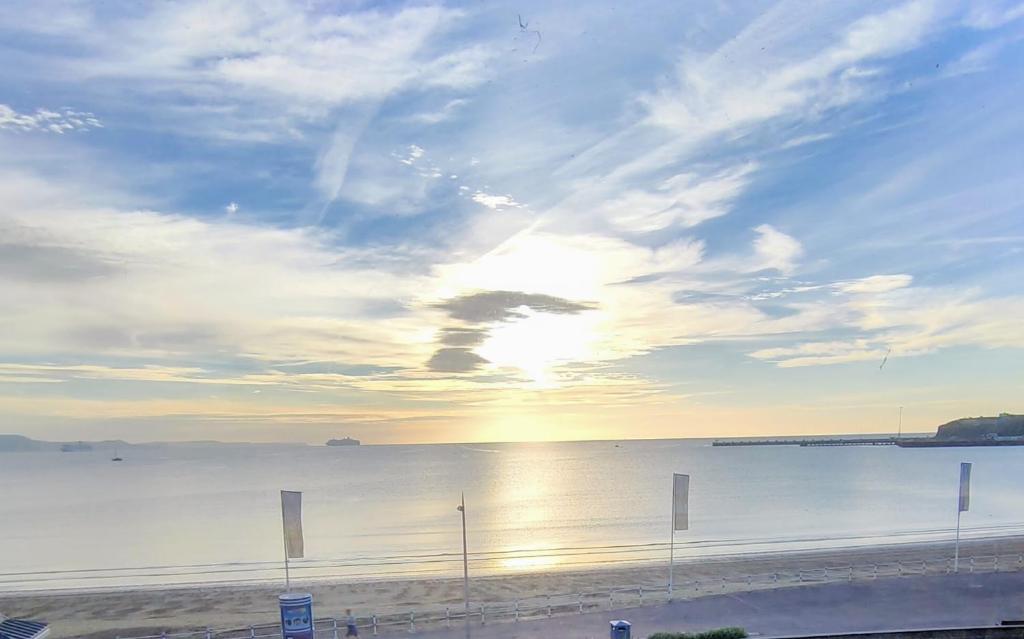 Sunrise View - Beachfront Apartment
