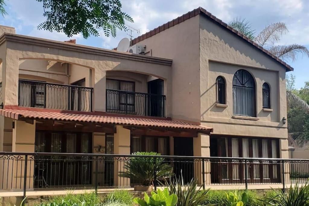 Hartebeespoort Upmarket Pond Villa