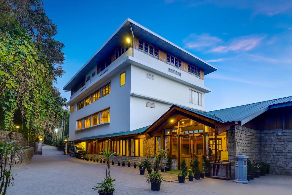 Summit Namnang Courtyard & Spa-400 Mts From The Mall Road