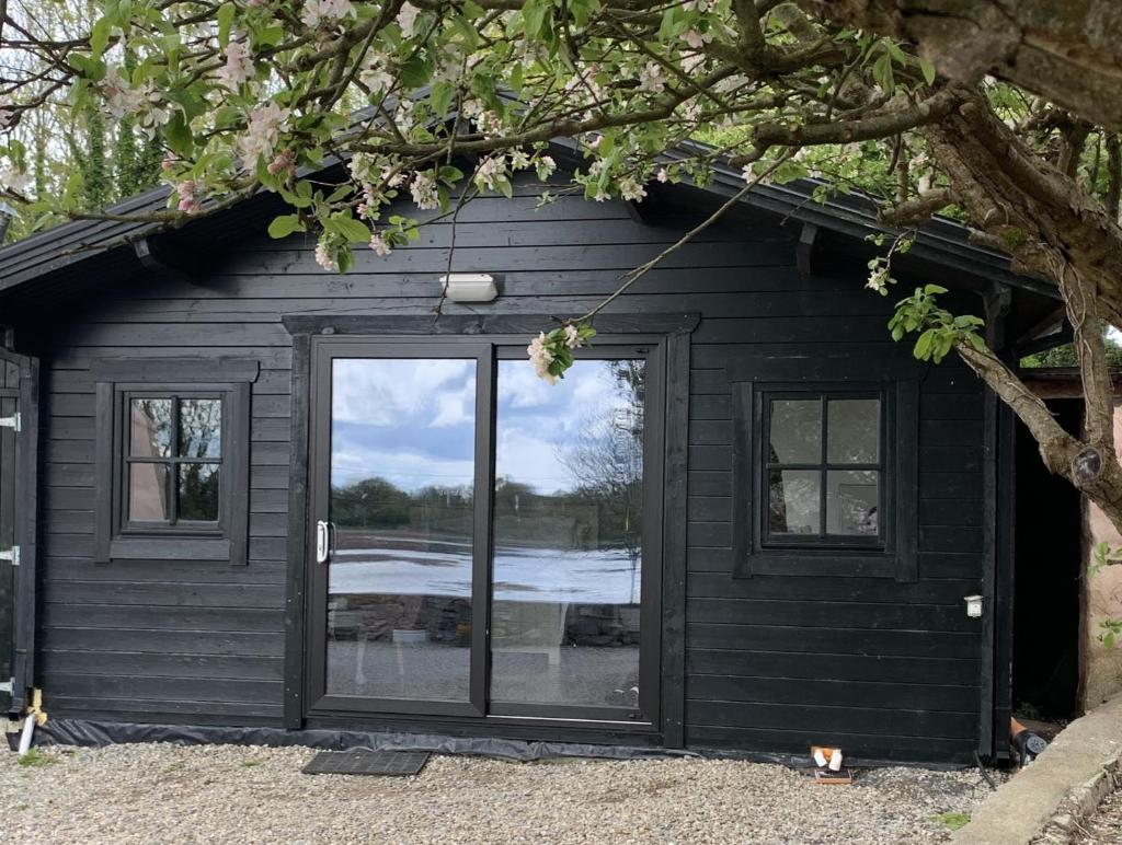 The Cosy Cabin by the shore