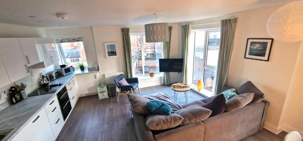 Luxury new 2 bed apartment close to the sea