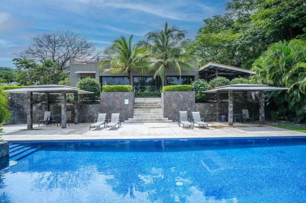 La Perla #132 Lovely Ocean View Condo with Complex Pool and Gym