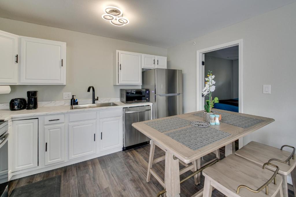 Lakefront Hot Springs Condo with Community Dock