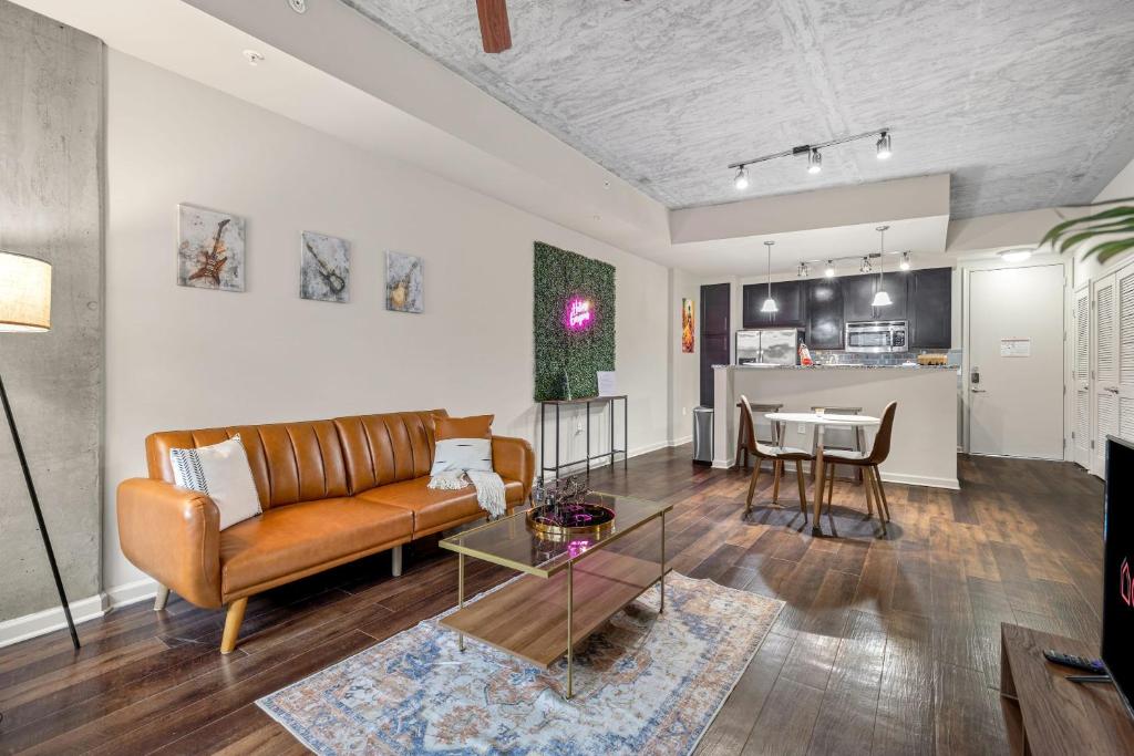 CozySuites Luxurious Midtown Loft 09