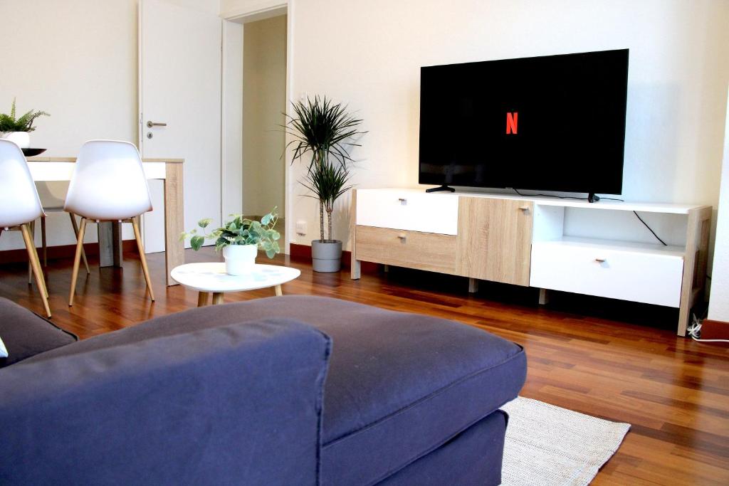 Cozy apartment with Free Parking & close to Lake