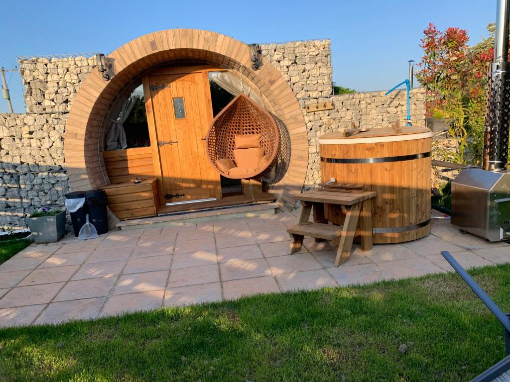Winter escape luxury hobbit house with hot tub (Sheerness)