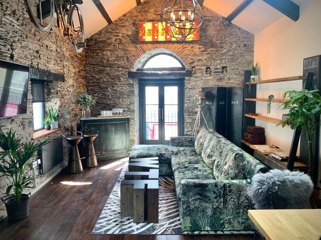 Loft 11 BEAUTIFUL Stunning Prestigious Incredible SUPER LUXURY 3 level NYC Loft Style Interior Designed 2BD Apartment EXCELLENT TOWN CENTRE LOCATION Mezzanine cinema room Designer Furniture AMAZING SPACE (Douglas)