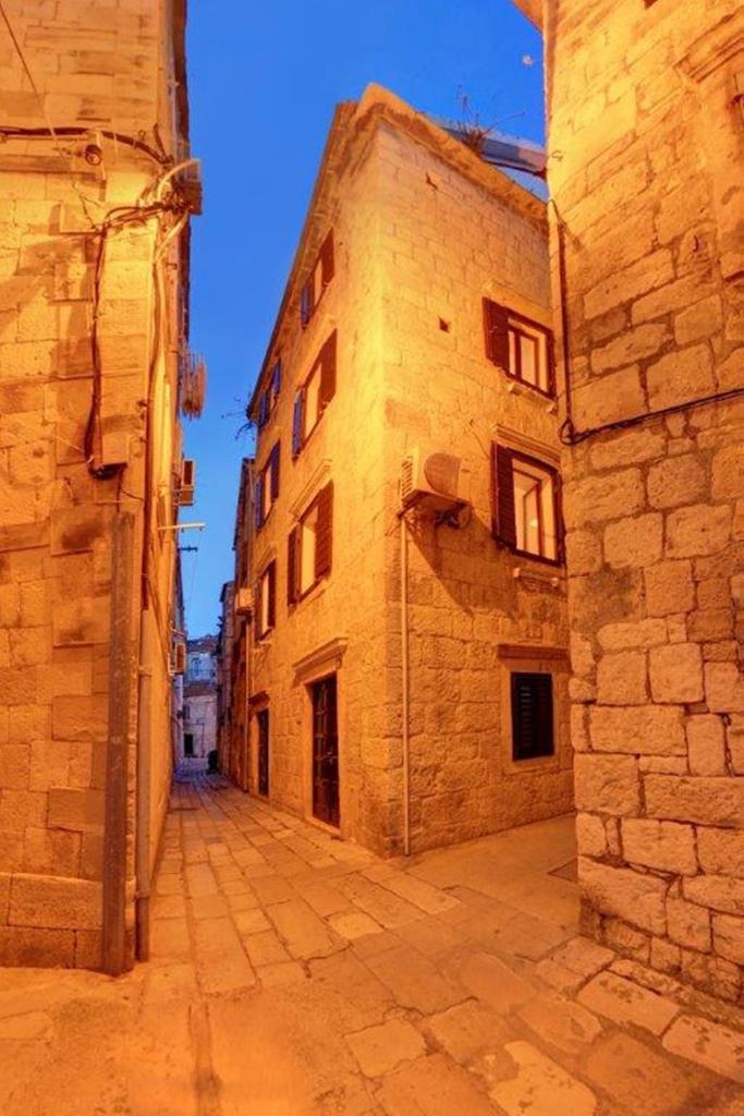 Apartments & Rooms As (Vis)