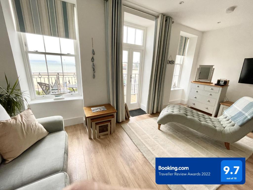 Beachfront with balcony 1st Floor apartment The Beaches