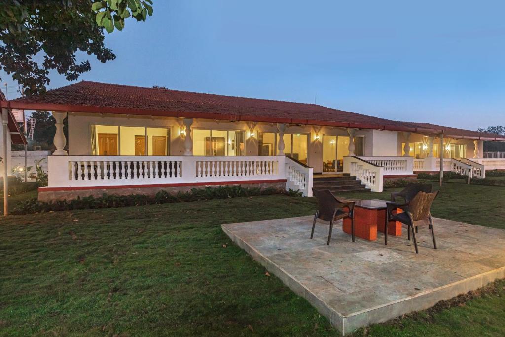 SaffronStays Mariposa by the River Montana