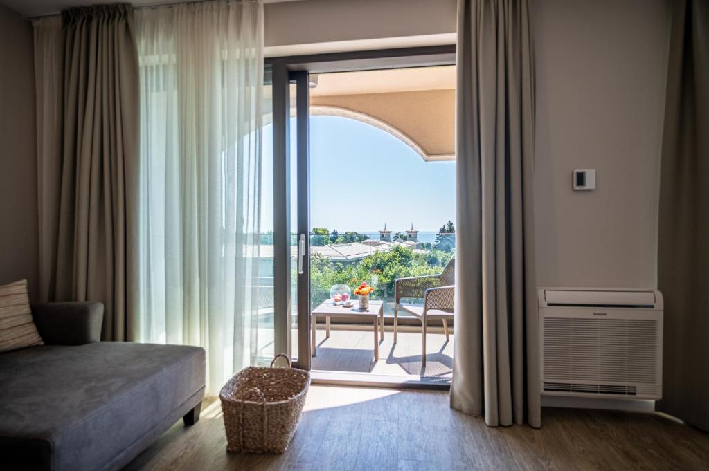 Romance Hotel and Family Suites
