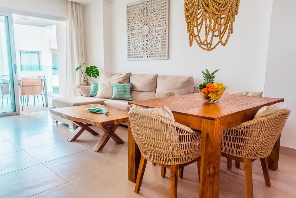 Luxurious condo steps from the beach