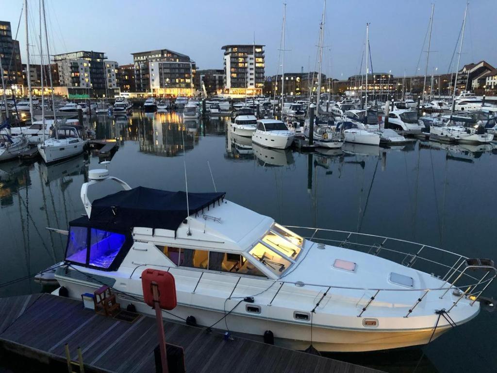 Luxury Yacht 40 foot on 5 star Ocean Village Marina