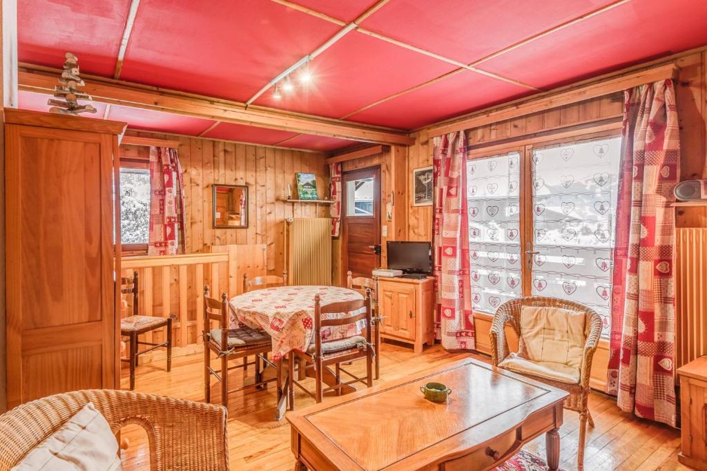Charming chalet with garden at Les Bossons - Welkeys