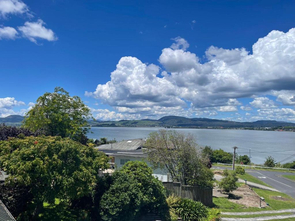 Family home with stunning view of the lake