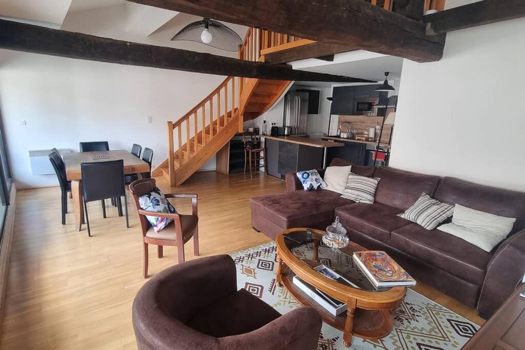 Appartement exceptionnel 4 étoiles hyper centre Albi 65 m2 au 4ème étage sans ascenseur avec une tour du 12ème siècle