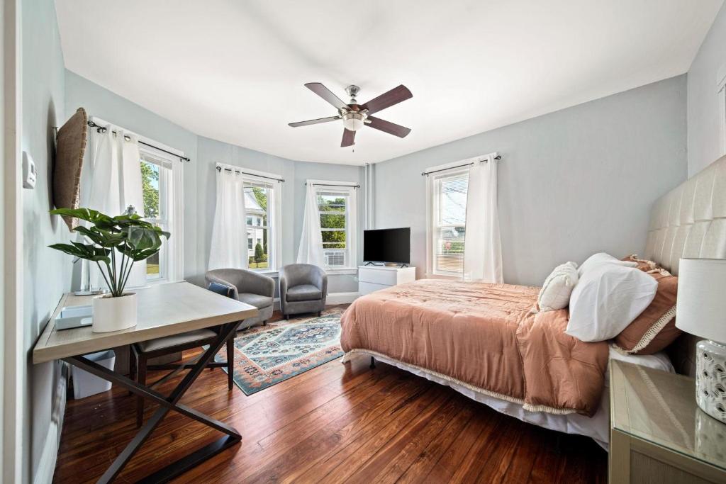 Cozy Up in 5BR 1BTH Apt Near Charming Oak Square