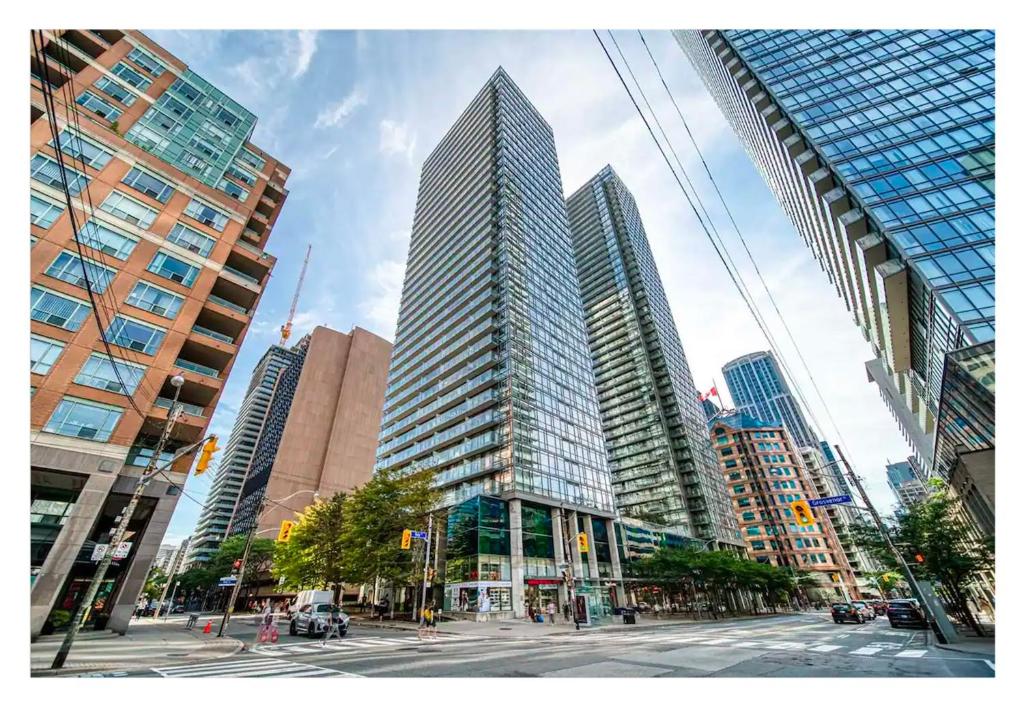 Comfy 1 Bedroom & Den Condo in Downtown Toronto 1 queen & 1 single bed