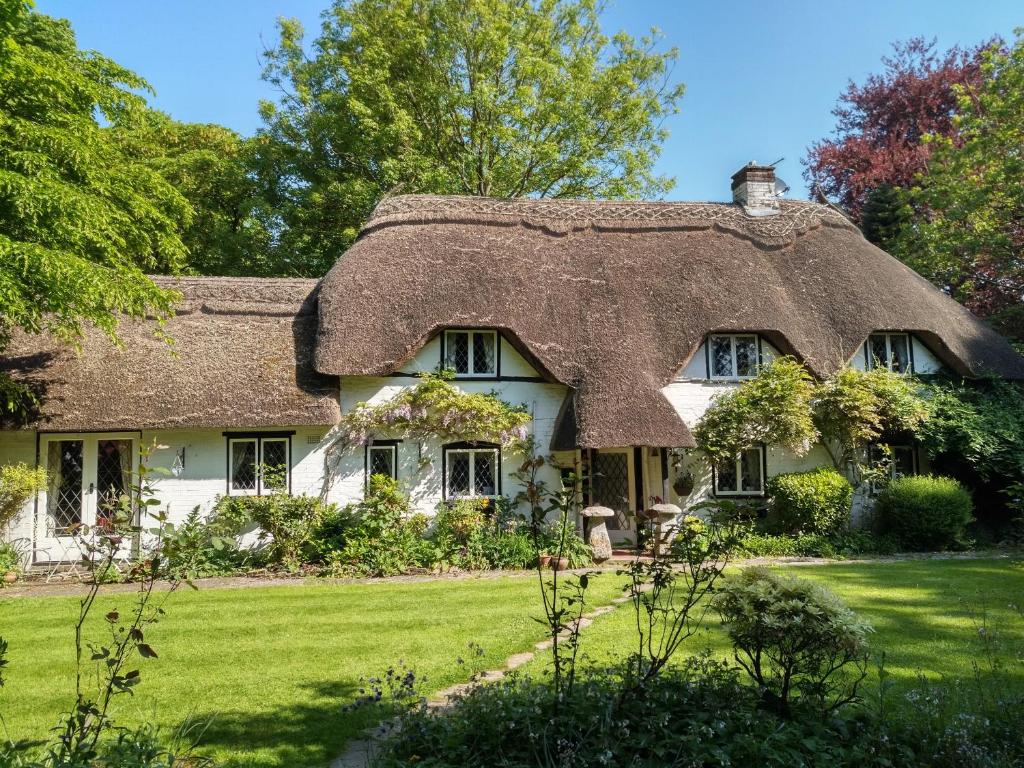 Thatched Eaves (Ibsley)