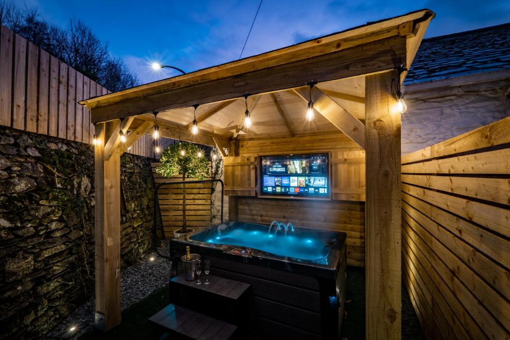 Stunning cottage Grade 2 listed with parking and Hot Tub