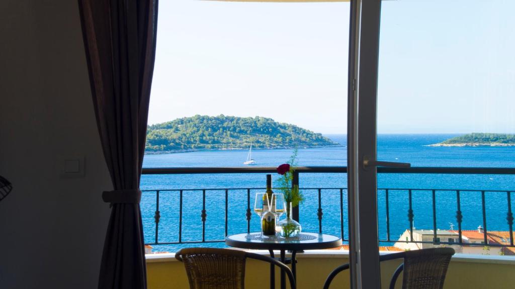 A lovely and cozy room with a breathtaking view (Vis)