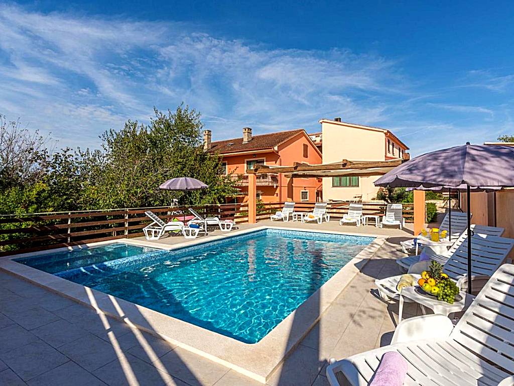 E-M Apartments with Private pool (Medulin)