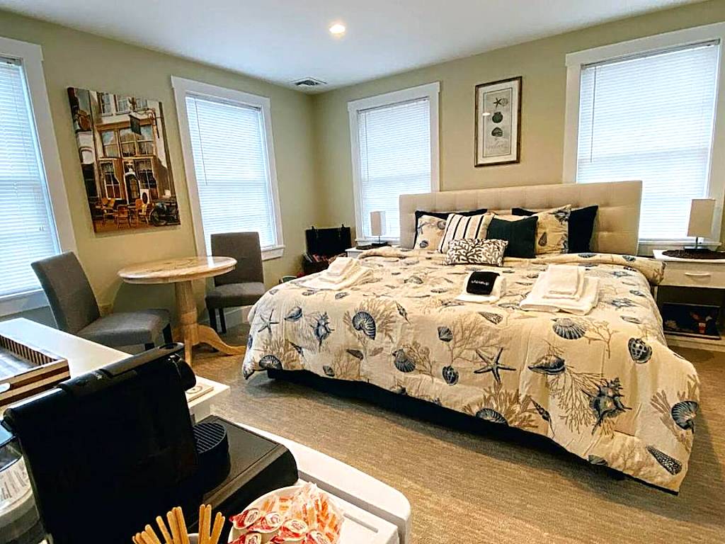 Room in Guest room - Room 1 Private Bathroom Pool Shuttle Bus (Nantucket)