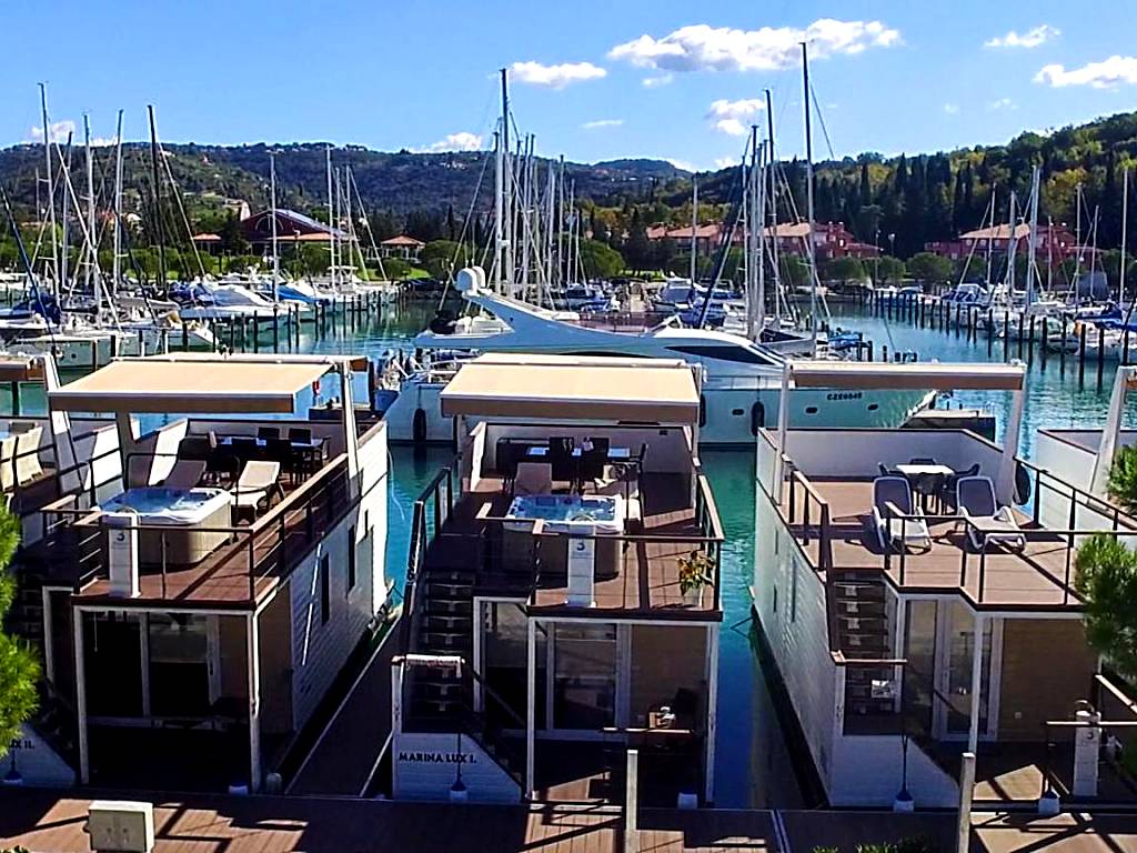 Floating Sea Houses MARINA LUX