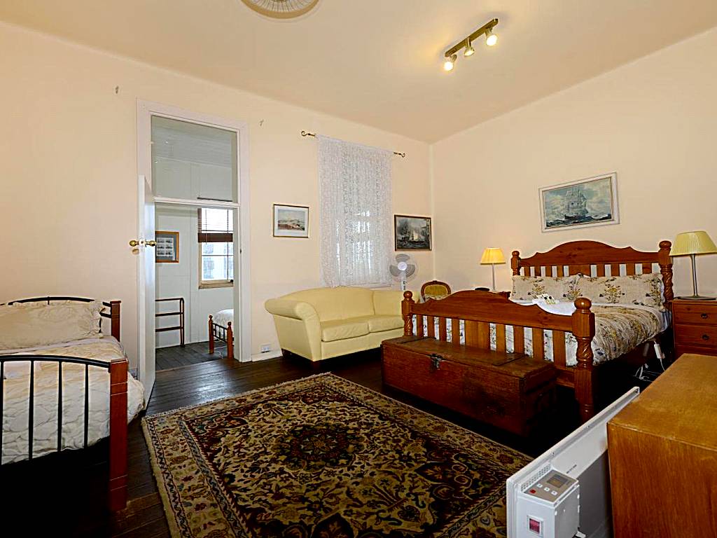 Edinburgh Gallery Bed & Breakfast: Executive Family Room with Private Bathroom
