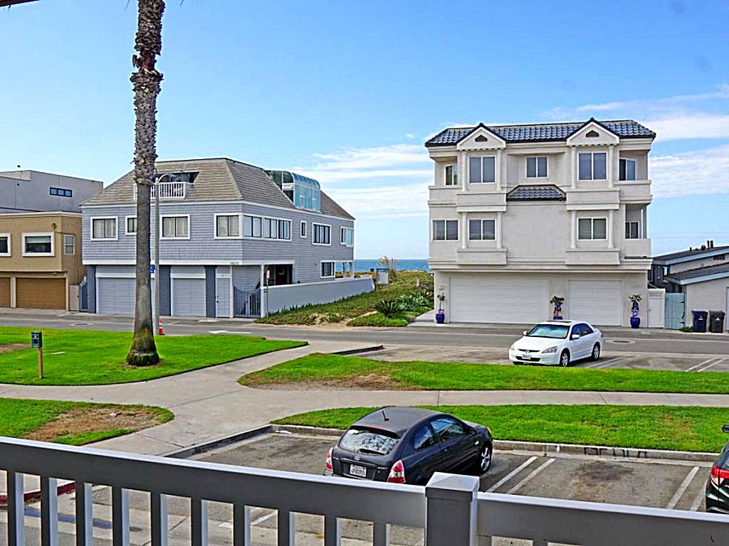 Ocean Surf Inn & Suites: King Room with Park View