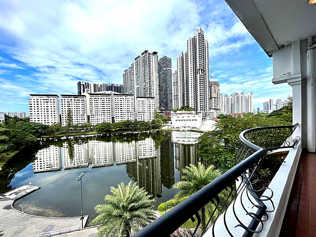 Flamingo Hotel By The Lake: Deluxe Premier Room