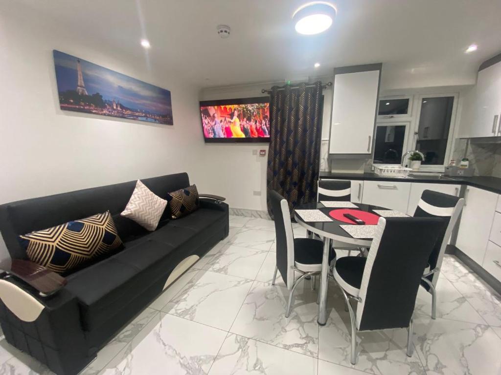 THE ROYAL BOUTIQUE OXFORD LODGE BY LONDON HEATHROW OFFERs STAY, PARK FREE FOR 7 NIGHTS & FLY