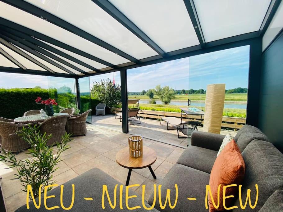 Ferienhaus LuxChalet VAJU IJsselView direkt am Fluss See Pool