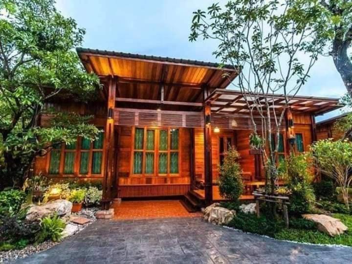 Areeya phubeach resort wooden house