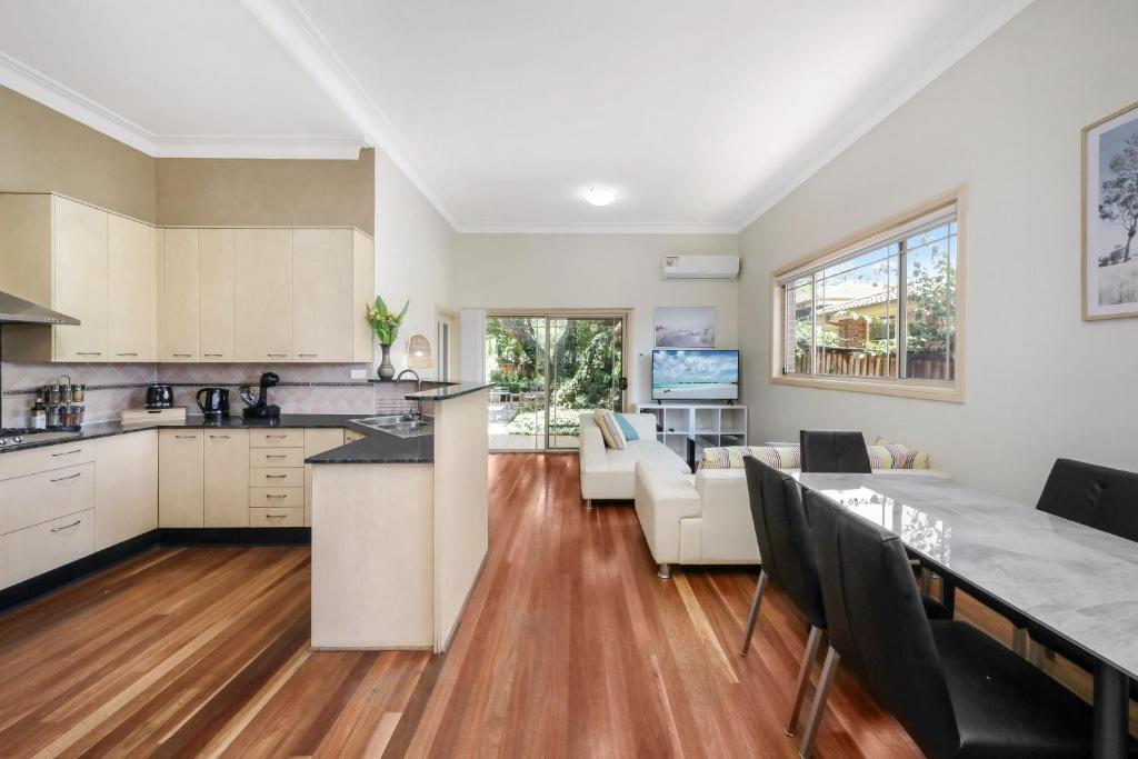 5BR Garden Home, Walk to Station & Shops, Drive to Olympic