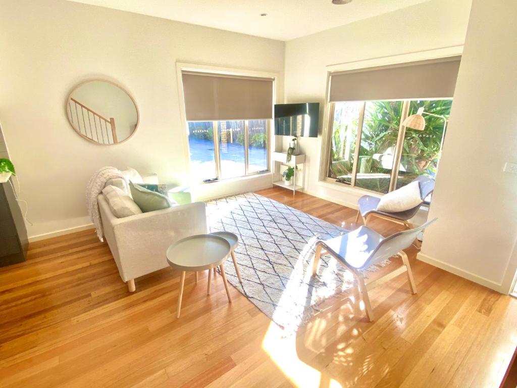 2B house with private entry free parking 4mins to Airport