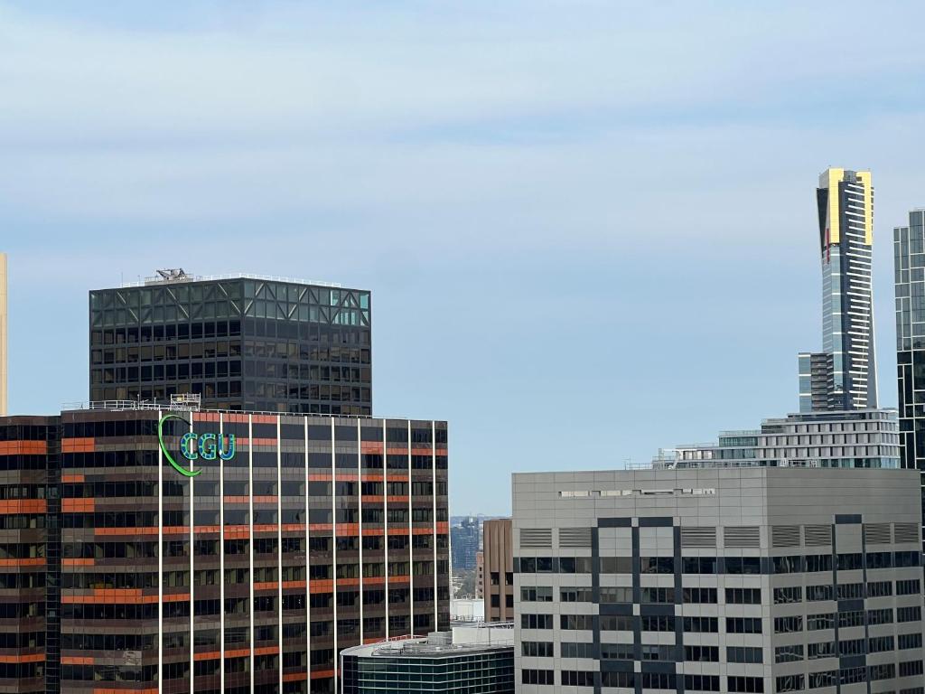 Quiet CBD 3b2b apartment + free parking
