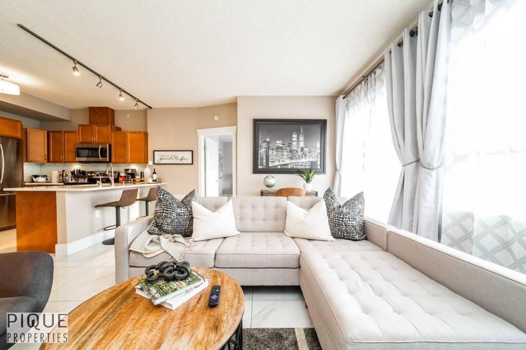 Luxury Downtown Suite, River Valley View, Patio & BBQ, Sleeps 4