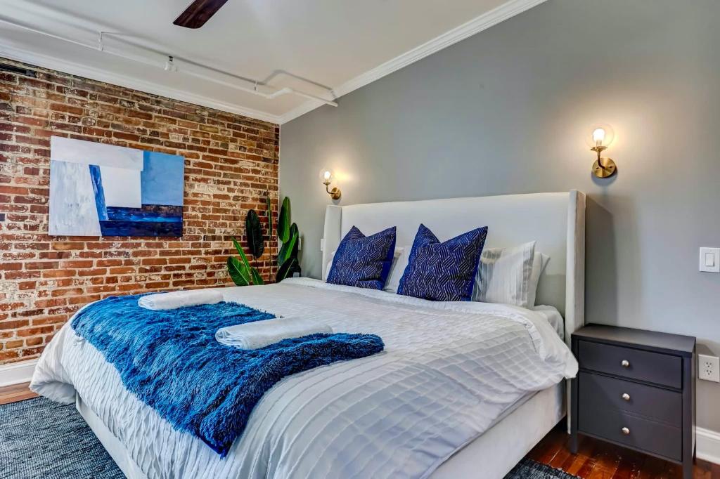 West End Loft - Downtown 5 min walk to River St
